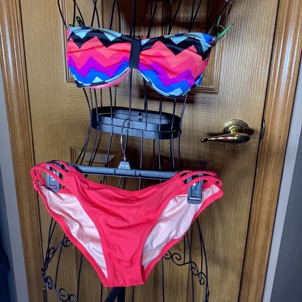 Pink Victoria’s Secret bikini top🏖​​​